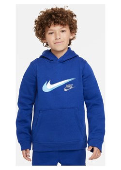 Dzianinowa bluza z kapturem i grafiką dla dużych dzieci (chłopców) Nike Sportswear - Niebieski ze sklepu Nike poland w kategorii Bluzy chłopięce - zdjęcie 169754945