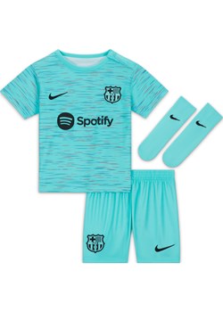 Trzyczęściowy strój piłkarski dla niemowląt i maluchów FC Barcelona 2023/24 (wersja trzecia) - Niebieski ze sklepu Nike poland w kategorii Komplety chłopięce - zdjęcie 169755058