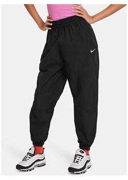 Spodnie z tkaniny dla dużych dzieci (dziewcząt) Nike Sportswear - Czerń ze sklepu Nike poland w kategorii Spodnie dziewczęce - zdjęcie 169755059