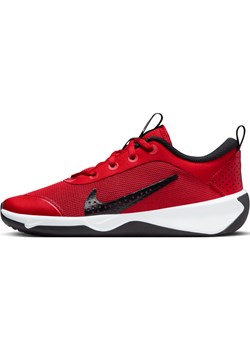 Buty halowe dla dużych dzieci Nike Omni Multi-Court - Czerwony ze sklepu Nike poland w kategorii Buty sportowe dziecięce - zdjęcie 169755128