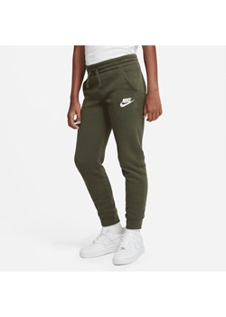 Spodnie dla dużych dzieci Nike Sportswear Club Fleece - Zieleń ze sklepu Nike poland w kategorii Spodnie chłopięce - zdjęcie 169755148