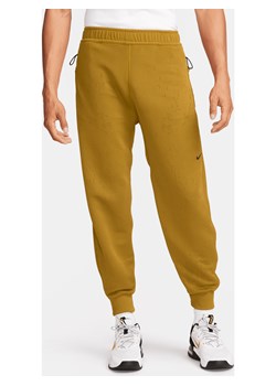 Męskie uniwersalne spodnie Therma-FIT Nike A.P.S. - Brązowy ze sklepu Nike poland w kategorii Spodnie męskie - zdjęcie 169755195