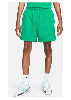 Męskie spodenki z tkaniny Nike Sportswear Tech Pack - Zieleń ze sklepu Nike poland w kategorii Spodenki męskie - zdjęcie 169755369