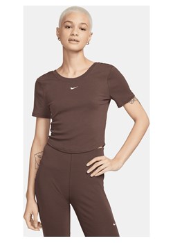 Damska przylegająca koszulka z krótkim rękawem i półokrągłym tyłem w drobny prążek Nike Sportswear Chill Knit - Brązowy ze sklepu Nike poland w kategorii Bluzki damskie - zdjęcie 169755406