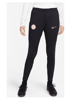 Damskie dzianinowe spodnie piłkarskie Nike Dri-FIT Chelsea F.C. Strike - Niebieski ze sklepu Nike poland w kategorii Spodnie damskie - zdjęcie 169755477