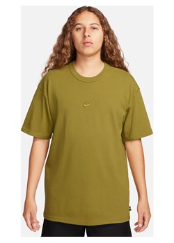 T-shirt męski Nike Sportswear Premium Essentials - Zieleń ze sklepu Nike poland w kategorii T-shirty męskie - zdjęcie 169755538