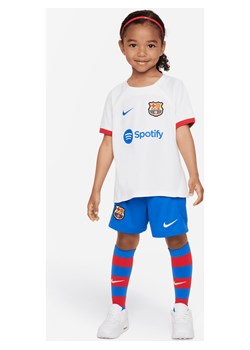 Trzyczęściowy strój dla małych dzieci Nike Dri-FIT FC Barcelona 2023/24 (wersja wyjazdowa) - Biel ze sklepu Nike poland w kategorii Komplety dziewczęce - zdjęcie 169755777