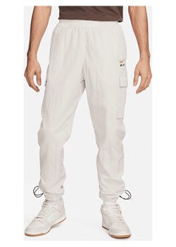 Męskie spodnie z lekkiej tkaniny Nike Air - Brązowy ze sklepu Nike poland w kategorii Spodnie męskie - zdjęcie 169755947