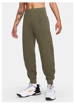 Męskie uniwersalne spodnie Therma-FIT Nike A.P.S. - Zieleń ze sklepu Nike poland w kategorii Spodnie męskie - zdjęcie 169756045
