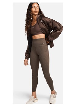 Damskie legginsy 7/8 z wysokim stanem, nadrukiem i kieszeniami zapewniające średnie wsparcie Nike Universa - Brązowy ze sklepu Nike poland w kategorii Spodnie damskie - zdjęcie 169756088