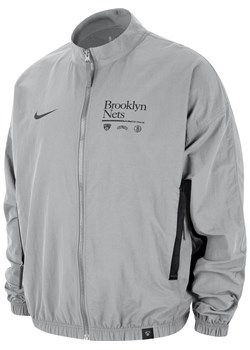Męska kurtka z tkaniny z grafiką Nike NBA Brooklyn Nets DNA Courtside - Szary ze sklepu Nike poland w kategorii Kurtki męskie - zdjęcie 169756177