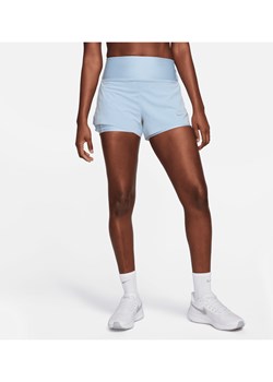 Damskie spodenki do biegania 2 w 1 ze średnim stanem i kieszeniami 7,5 cm Nike Dri-FIT Swift - Niebieski ze sklepu Nike poland w kategorii Szorty - zdjęcie 169756296