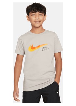 T-shirt z grafiką dla dużych dzieci (chłopców) Nike Sportswear - Szary ze sklepu Nike poland w kategorii T-shirty chłopięce - zdjęcie 169756475