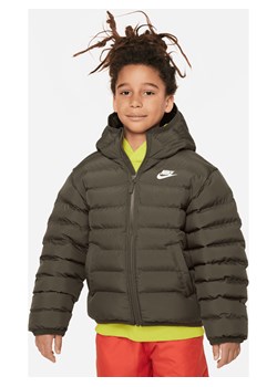 Luźna kurtka z kapturem dla dużych dzieci Nike Sportswear Lightweight Synthetic Fill - Zieleń ze sklepu Nike poland w kategorii Kurtki chłopięce - zdjęcie 169756527