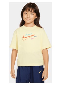 Pudełkowy T-shirt dla dużych dzieci (dziewcząt) Nike Sportswear - Żółty ze sklepu Nike poland w kategorii Bluzki dziewczęce - zdjęcie 169756529