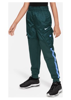 Spodnie z dzianiny dla dużych dzieci Nike Outdoor Play EasyOn - Zieleń ze sklepu Nike poland w kategorii Spodnie chłopięce - zdjęcie 169756625