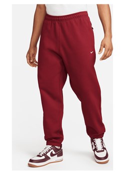 Męskie spodnie z dzianiny Nike Solo Swoosh - Czerwony ze sklepu Nike poland w kategorii Spodnie męskie - zdjęcie 169756659