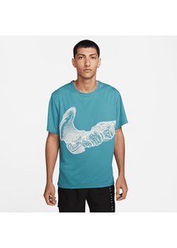 Męska koszulka z krótkim rękawem do biegania z grafiką Nike Dri-FIT UV Run Division Miler - Zieleń ze sklepu Nike poland w kategorii T-shirty męskie - zdjęcie 169756668