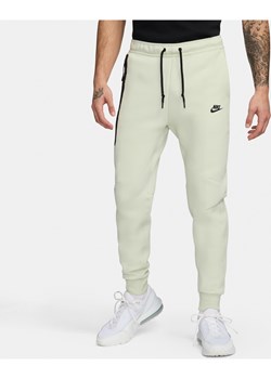 Joggery męskie Nike Sportswear Tech Fleece - Zieleń ze sklepu Nike poland w kategorii Spodnie męskie - zdjęcie 169756716