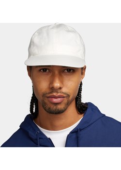Elastyczna czapka z płaskim daszkiem Nike Club - Biel ze sklepu Nike poland w kategorii Czapki z daszkiem męskie - zdjęcie 169756757