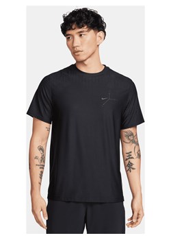Nike A.P.S. Męska uniwersalna koszulka z krótkim rękawem Dri-FIT ADV - Czerń ze sklepu Nike poland w kategorii T-shirty męskie - zdjęcie 169757176