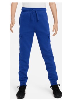 Bojówki z dzianiny z grafiką dla dużych dzieci (chłopców) Nike Sportswear - Niebieski ze sklepu Nike poland w kategorii Spodnie chłopięce - zdjęcie 169757187