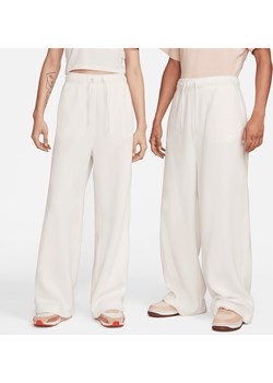 Spodnie damskie Nike Sportswear Plush - Biel ze sklepu Nike poland w kategorii Spodnie damskie - zdjęcie 169757196
