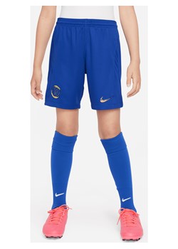 Spodenki piłkarskie dla dużych dzieci Nike Dri-FIT Chelsea F.C. Stadium 2023/24 (wersja domowa) - Niebieski ze sklepu Nike poland w kategorii Spodenki chłopięce - zdjęcie 169757207