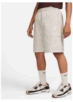 Krótkie męskie bojówki z tkaniny Nike Club - Brązowy ze sklepu Nike poland w kategorii Spodenki męskie - zdjęcie 169757239