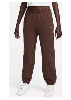 Damskie spodnie z dzianiny Nike Solo Swoosh - Brązowy ze sklepu Nike poland w kategorii Spodnie damskie - zdjęcie 169757609
