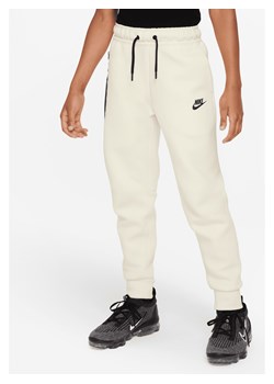Spodnie dla dużych dzieci (chłopców) Nike Sportswear Tech Fleece - Biel ze sklepu Nike poland w kategorii Spodnie chłopięce - zdjęcie 169757768