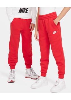 Joggery dla dużych dzieci Nike Sportswear Club Fleece - Czerwony ze sklepu Nike poland w kategorii Spodnie chłopięce - zdjęcie 169757806