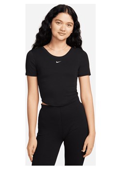 Damska przylegająca koszulka z krótkim rękawem i półokrągłym tyłem w drobny prążek Nike Sportswear Chill Knit - Czerń ze sklepu Nike poland w kategorii Bluzki damskie - zdjęcie 169757826