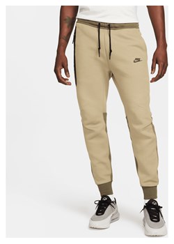 Joggery męskie Nike Sportswear Tech Fleece - Brązowy ze sklepu Nike poland w kategorii Spodnie męskie - zdjęcie 169757935