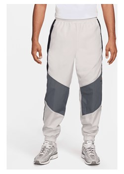 Męskie spodnie z tkaniny Nike Air - Brązowy ze sklepu Nike poland w kategorii Spodnie męskie - zdjęcie 169757939