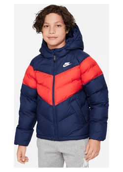 Kurtka z kapturem i syntetycznym wypełnieniem dla dużych dzieci Nike Sportswear - Niebieski ze sklepu Nike poland w kategorii Kurtki chłopięce - zdjęcie 169757977