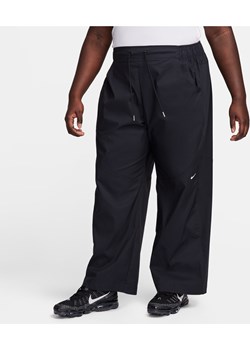 Damskie tkane spodnie z wysokim stanem Nike Sportswear Essential (duże rozmiary) - Czerń ze sklepu Nike poland w kategorii Spodnie damskie - zdjęcie 169757985