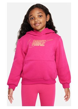 Bluza z kapturem dla małych dzieci Nike Sportswear Club Fleece Holiday Shine - Różowy ze sklepu Nike poland w kategorii Bluzy dziewczęce - zdjęcie 169758138