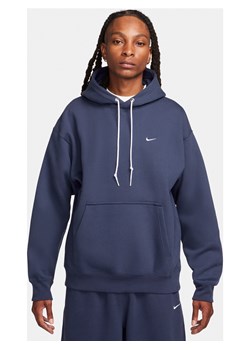 Męska dzianinowa bluza z kapturem Nike Solo Swoosh - Niebieski ze sklepu Nike poland w kategorii Bluzy męskie - zdjęcie 169758358