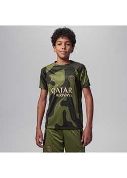 Przedmeczowa koszulka piłkarska dla dużych dzieci Jordan Dri-FIT Paris Saint-Germain Academy Pro (wersja czwarta) - Zieleń ze sklepu Nike poland w kategorii T-shirty chłopięce - zdjęcie 169758389