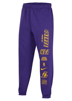 Spodnie z dzianiny dla dużych dzieci Nike NBA Los Angeles Lakers Courtside - Fiolet ze sklepu Nike poland w kategorii Spodnie dziewczęce - zdjęcie 169758415
