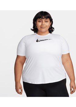 Damska koszulka do biegania z krótkim rękawem Dri-FIT Nike One Swoosh (duże rozmiary) - Biel ze sklepu Nike poland w kategorii Bluzki damskie - zdjęcie 169758429