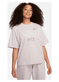 T-shirt damski Nike Sportswear Classic - Fiolet ze sklepu Nike poland w kategorii Bluzki damskie - zdjęcie 169758589