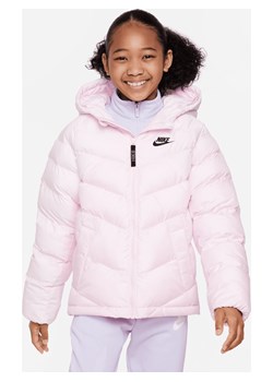 Kurtka z kapturem i syntetycznym wypełnieniem dla dużych dzieci Nike Sportswear - Różowy ze sklepu Nike poland w kategorii Kurtki dziewczęce - zdjęcie 169758677