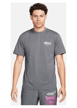 Męska uniwersalna koszulka z krótkim rękawem Dri-FIT UV Nike Hyverse - Szary ze sklepu Nike poland w kategorii T-shirty męskie - zdjęcie 169758706