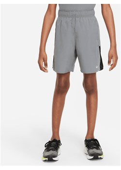 Spodenki treningowe dla dużych dzieci (chłopców) Nike Dri-FIT Challenger - Szary ze sklepu Nike poland w kategorii Spodenki chłopięce - zdjęcie 169758827