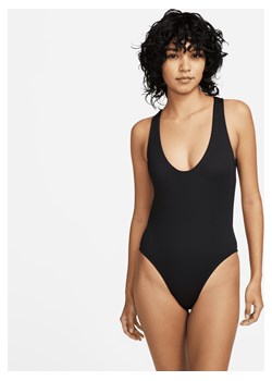 Damski jednoczęściowy kostium kąpielowy ze skrzyżowanymi ramiączkami na plecach Nike - Czerń ze sklepu Nike poland w kategorii Stroje kąpielowe - zdjęcie 169758837