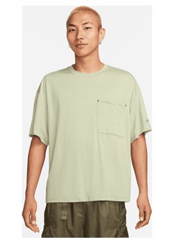 Męska koszulka z krótkim rękawem Dri-FIT Nike Sportswear Tech Pack - Zieleń ze sklepu Nike poland w kategorii T-shirty męskie - zdjęcie 169758936