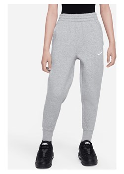 Spodnie dla dużych dzieci (dziewcząt) o wysokim stanie Nike Sportswear Club Fleece - Szary ze sklepu Nike poland w kategorii Spodnie dziewczęce - zdjęcie 169758948
