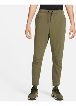 Męskie uniwersalne spodnie ze ściągaczami i zamkami Dri-FIT Nike Unlimited - Zieleń ze sklepu Nike poland w kategorii Spodnie męskie - zdjęcie 169758959